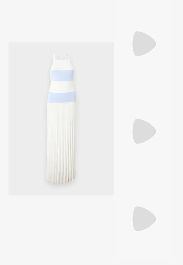 Strikket kjole med horisontale lysblå og hvite striper, med en tettsittende overdel, plisserte skjørt og tynne justerbare stropper.; Beige høyhælte sandaler med tynn ankelstropp og to stropper over. Glanset lakkfinish og detaljer i gull på ankelstroppen.; Sølv glitrende clutch-veske med en strukturert design, som har en gullkjede-reim og et låsespenn. Akzentuert med en subtil logo.; Gullfarget knute stud-øreringer med en vridd design. Hver ørering har en sirkulær klar bakside for sikker bruk.