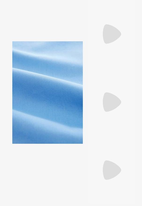 Svetlo modrá tkanina s hladkým povrchom, ktorá má jemné záhyby a konzistentný, rovnomerne tkaný vzor po celej ploche.; Biele sandále na vysokom opätku s hrubým podpätkom, s pruhovaným dizajnom a viazaním na členku. Hladký povrch s platformou vpredu pre zvýšenú výšku.; Priehľadné plastové okuliare s námestovými rámami a priehľadnými šošovkami, s kultivovanými zlatými akcentmi na spánkoch pre zvýraznenie detailov.; Biela štruktúrovaná kabelka s krátkymi rúčkami a ramenným popruhom, s zlatými kovovými prvkami a textúrovaným materiálom, vystavená na šedom pozadí.