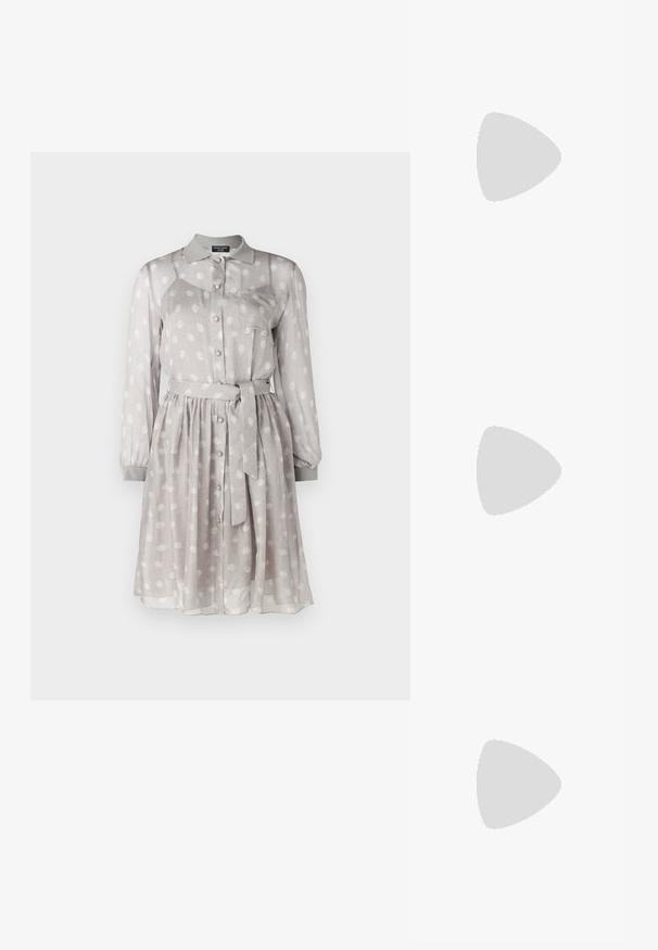 Emporio Armani DRESS - Hverdagskjole - beige melange; Sorte læder ankelstøvler med spids tå og blokhæl, parret med skinnende sølvbukser, der fremhæver glatte teksturer og kontrasterende farver.; Filippa K THE 93 BUCKLE BAG - Håndtasker - black; DANNIJO COLLINS EARRINGS - Øreringe - gold-coloured/silver-coloured