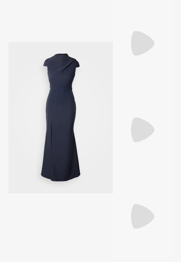 Robe de soirée bleu marine avec un corsage ajusté, des manches courtes, un décolleté drapé et une fente sur le côté. Fabriquée en tissu lisse avec un design longueur sol.; Des sandales noires à talons hauts avec des fines lanières au design noué, un bout carré lisse et un talon aiguille élégant.; Sac à main en métal gris clair avec une bandoulière en chaîne, orné de petits clous métalliques ronds et d'un logo de marque triangulaire.; Calvin Klein HOOPS - Boucles d'oreilles - silver-coloured