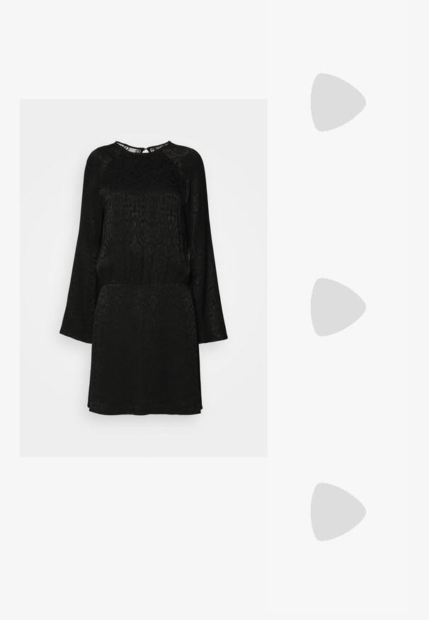 Abito nero con motivo a stampa serpente, maniche lunghe, scollatura rotonda e vita accentuata. Realizzato in un tessuto liscio e strutturato.; Stivale alla caviglia in pelle nera con punta appuntita e tacco a blocco. Texture liscia, design minimalista e silhouette alta.; Borsa a tracolla in pelle nera con due manici lunghi, una texture liscia e una forma strutturata. Presenta una tasca frontale per ulteriore spazio di archiviazione.; Orecchini in metallo argentato con forma a goccia liscia e finitura lucida. Incisioni sottili aggiungono dettagli. Design minimalista.