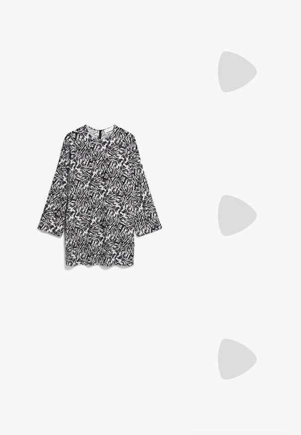 Zwart-witte gestreepte lange mouw top met een ronde halslijn, voorzien van een abstract ontwerp met textuurgolven. Zacht, lichtgewicht katoen.; Bruine oversized sweatshirt met korte mouwen, een ronde hals en zichtbare naden op de voorkant en schouders tegen een witte achtergrond.; Bruine suède sportschoenen met meshpanelen en witte strepen. Gecombineerd met losse blauwe denim jeans. Groene gestructureerde ondergrond eronder.; Bruine leren tote bag met een gladde textuur, een ontwerp met een open bovenkant en twee schouderbanden. Kenmerkt zich door minimale stiksels en geen zichtbare hardware.