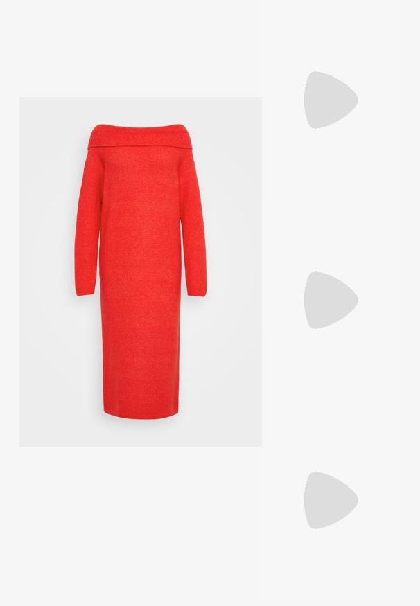 Abito a maglia rosso off-the-shoulder, maniche lunghe, lunghezza media, texture liscia, design essenziale e collo a costine.; Stivale alla caviglia nero in pelle liscia con punta affilata e tacco spesso e rettangolare. Presenta un bordo superiore cucito per un tocco di dettaglio in più.; Zign LEATHER - Borsa a mano - dark red; Orecchini a cerchio in metallo argento con finitura spazzolata, caratterizzati da un design circolare e un gancio trasparente sul retro per una vestibilità sicura.