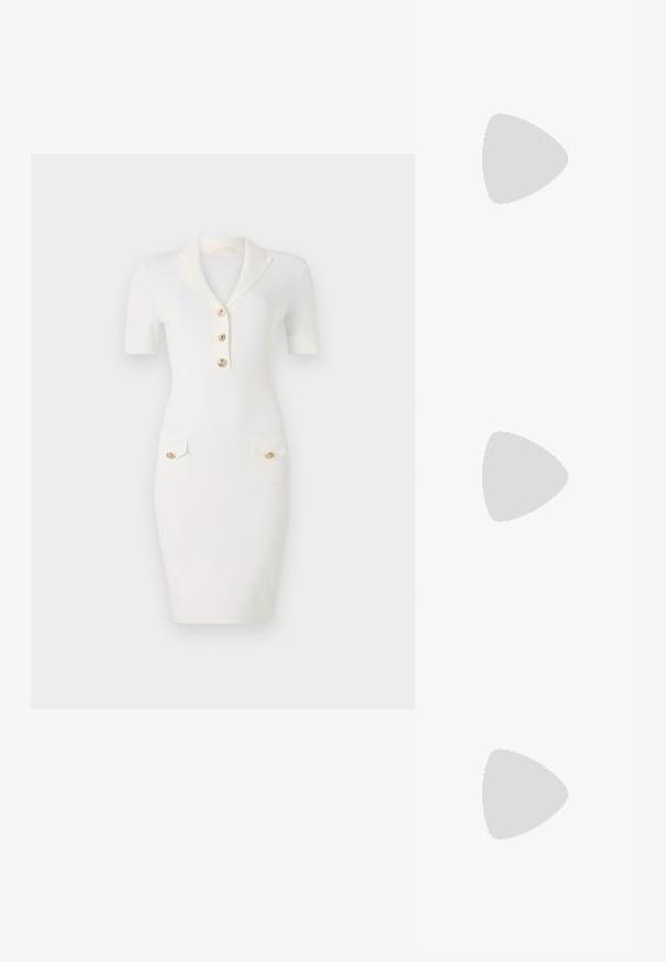 Vit figursydd klänning med korta ärmar, krage och tre guldband. Har två fickor med guldbandsdetaljer. Slät textur.; Svarta högklackade sandaler har tunna remmar med en knuten design, en slät fyrkantig tå och en smal stilettklack.; Ljusgrå metallisk handväska med kedjestropp, prydd med små cirkulära metallnitar och en triangulär logotyp.; Silverfärgade hängande örhängen med en slät, blänkande yta. Rundad form, lätt design, med ett stift- och bakstängning.