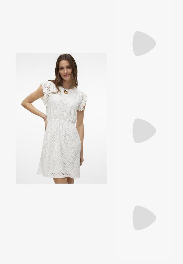 Abito bianco in pizzo con maniche a volant, vita stretta e motivo ritagliato geometrico. Tessuto liscio e lunghezza al ginocchio.; Tacchi slingback in pelle lucida beige con punta affusolata e tacco di 5 cm, caratterizzati da lati traforati e una sottile fascia alla caviglia.; Occhiali da sole tartarugati con lenti ovali allungate, tonalità marrone, accenti dorati con logo sulle tempie e aste nere eleganti.; Borsa a tracolla beige con un motivo stampato, forma curvata, dettagli in pelle e un logo dorato sul davanti. Presenta una maniglia corta per un facile trasporto.; Collana di perle e cristalli con un design rotondo a perline in tonalità tenui, caratterizzata da perle alternate e accenti scintillanti, indossata attorno al collo.