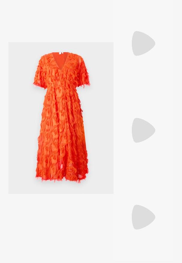YAS YASPAZYLLA DRESS - Cocktailklänning - cherry tomato; Spetsig tå högklackad sko med en färgpalett av silver, guld och nude. Glansig yta med utskärningsdesign, utrustad med en stilettklack.; Silverfärgad metallisk påse med en mjuk, rundad form och en knutstängning upptill. Tillverkad av ett mjukt material i konstläder.; Silverörhängen med en vriden design som har en blank yta och bakåtlås. Mått ca 3 cm i diameter.