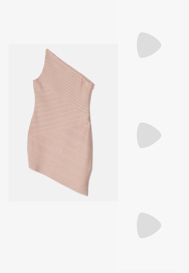 Hervé Léger ICON ASYMMETRICAL MINI DRESS - Koktejlové šaty / šaty na párty - bare; Černé lakované kožené lodičky na pásku s špičatou špičkou a geometrickým blokovým podpatkem. Vyznačují se elegantním, minimalistickým designem a hladkým povrchem.; Hnědé sluneční brýle s gradientem, s průhledným růžovým rámem, čtvercovým tvarem a tenkými kovovými nohami. Charakterizovány zaoblenými hranami a minimálním zdobením.; Zlatá metalická kabelka ve tvaru srdce s řetízkem a perlou na zapínání. Hladký povrch, kompaktní design pro drobnosti.