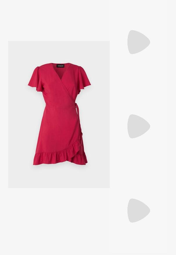 Even&Odd Vardagsklänning - red; Bruna lädercowboystövlar med spetsig tå och klossklack, med detaljerad sömnad och upphöjda accenter på skaftet.; Svarta, vinklade solglasögon med grå linser; tillverkade av plast, med tjocka skalmar med en slät yta och utan synlig hårdvara.; Silverörhängen med en vriden design som har en blank yta och bakåtlås. Mått ca 3 cm i diameter.