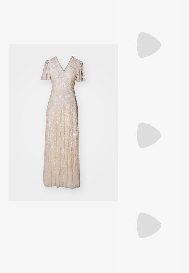 Needle & Thread SEQUIN PARADISE - Oblečenie na špeciálnu príležitosť - cream; Čierne patentové slingback topánky na ihlovom podpätku s špicatou špičkou, s textúrovaným hadím vzorom, nastaviteľným popruhom a krátkym, textúrovaným blokovým podpätkom.; Čierna kožená crossbody taška s dvoma prednými vreckami, zlatými sponami, zipsovým uzatváraním a úzkym popruhom. Štruktúrovaný povrch a kompaktný obdĺžnikový tvar.; Náušnice vo forme zlatých kovových kruhov s zakriveným, predĺženým tvarom. Majú hladký, lesklý povrch a zaoblený koniec pre pridanie detailu.