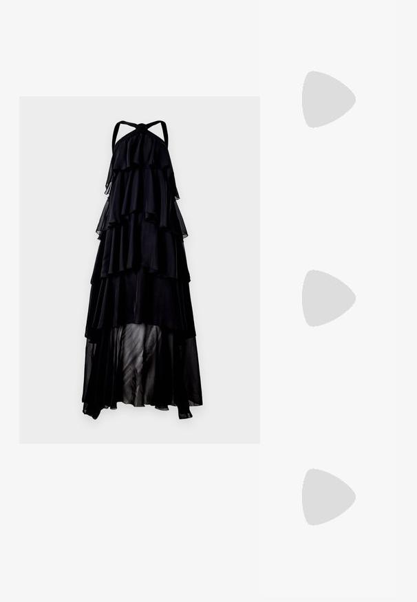 Rochie maxi neagră cu bretele halter, având volane stratificate, textură ușoară și transparentă, și o siluetă lungă și fluidă. Detaliu de nod la gât.; Pantof cu toc înalt și vârf ascuțit, cu o schemă de culori argintii, aurii și nude. Finisaj lucios cu un design decupat, având un toc stiletto.; Pouch bag metalizat argintiu, cu o formă moale și rotunjită și un închidere de tip nod la partea de sus. Fabricat dintr-un material sintetic din piele netedă.; Cercei din argint cu un design torsadat, având un finisaj lucios și închidere cu tijă. Au un diametru de aproximativ 3 cm.