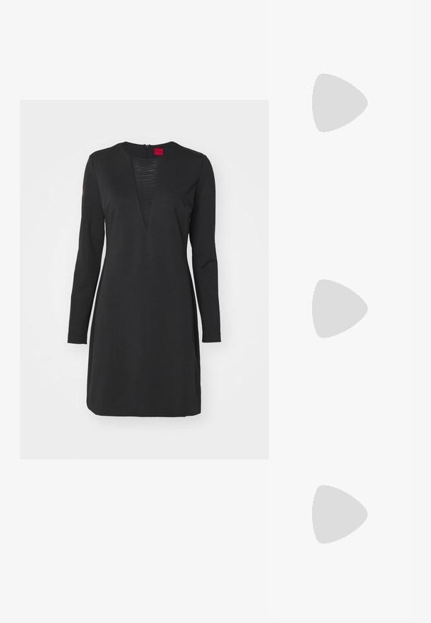 Robe noire à manches longues avec un décolleté en V et un panneau texturé vertical. Fabriquée dans un tissu lisse, avec une fermeture éclair dissimulée dans le dos.; Slingback noir à bout pointu avec un petit talon, en cuir lisse et doté d'un design découpé sur le côté pour plus de respirabilité.; Sac à épaule en cuir noir au toucher doux, de forme triangulaire et avec une bandoulière réglable, associé à une chemise à rayures bleu clair et à un pantalon blanc.; DKNY HEART DROP - Boucles d'oreilles - gold-coloured/cry