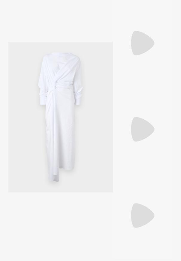 Λευκό φόρεμα με μακριά μανίκια, με χαρακτηριστικό στριφτό σχέδιο στη μέση, μαλακό ύφασμα, άνετη εφαρμογή και ροή που φτάνει στους αστραγάλους.; Μαύρο δερμάτινο παπούτσι slingback με μυτερή μύτη, διακοσμητ�ικές λωρίδες με μεταλλικά μάτια και χαμηλό μπλοκ τακούνι. Υφή επιφάνειας.; Μαύρη δερμάτινη τσάντα με υφή, ορθογώνιο σχήμα, ρυθμιζόμενη λαβή και μεταλλικό λογότυπο στη μπροστινή πλευρά.; Ζευγάρι από ανώμαλα οβάλ σκουλαρίκια σε χρυσό τόνο από μέταλλο με υφή, ελαφρώς σφυρηλατημένη επιφάνεια σε λευκό φόντο.