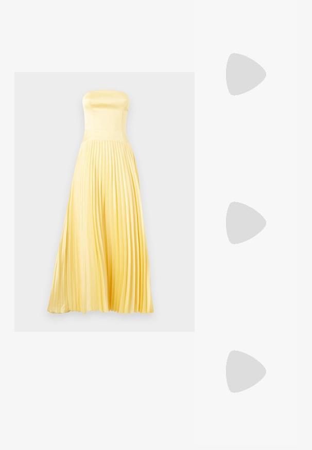 Strapless maxi-jurk van lichtgele satijn. Beschikt over een nauwsluitend lijfje en een geplooide rok. Gladde textuur met een vloeiende silhouet.; Zwarte gepatineerde leren slingback hakken met een spitse neus en een geometrische blokhak. Kenmerkt zich door een slank, minimalistisch ontwerp en een gladde textuur.; Zwarte leren handtas met een gebogen vorm, afneembare schouderband en gouden hardware. De tas heeft een klep met een gespsluiting.; Gouden hoepeloorbellen met een gladde, gepolijste afwerking. Beschikken over een halve cirkelvorm en een veilige postsluiting.