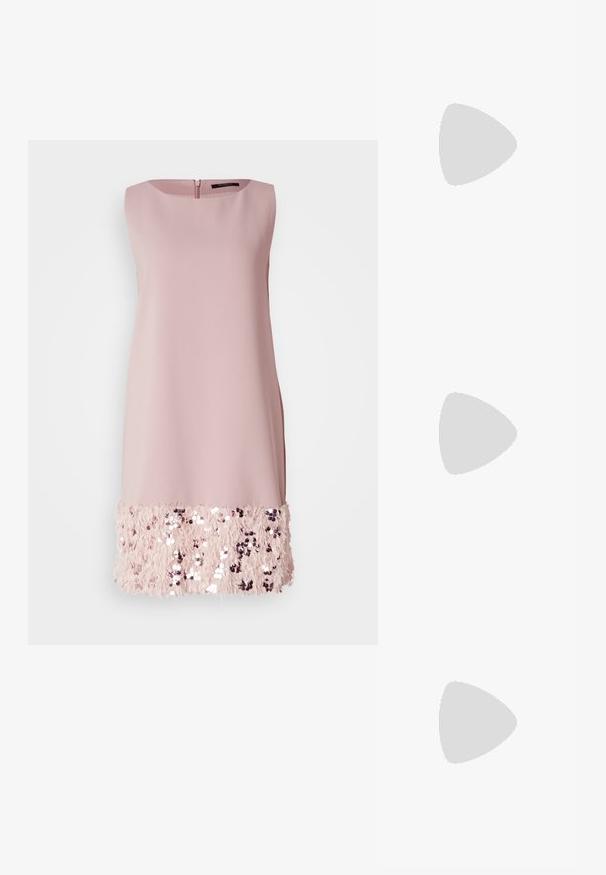 Vestido sem mangas rosa com decote barco, apresentando uma bainha texturizada com lantejoulas e franjas. Tecido liso na parte superior, com adornos em camadas abaixo.; As sandálias de salto alto pretas apresentam tiras finas com um design em nó, uma biqueira quadrada lisa e um elegante salto agulha.; Bolsa metálica cinza claro com uma alça de corrente, adornada com pequenos rebites metálicos circulares e um logótipo triangular da marca.; Brincos de argola prateados com um acabamento suave e brilhante. Forma arredondada, design leve, com fecho de pino.