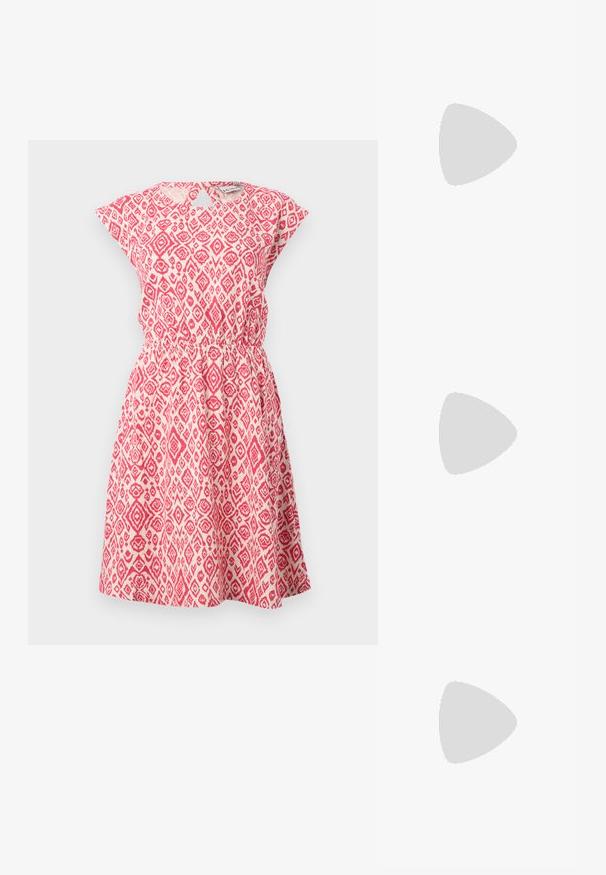 Punainen ja valkoinen kuvioitu mekko, joka on valmistettu kevyestä kankaasta. Mekossa on pyöreä kaula-aukko, lyhyet hihat, joustava vyötärö ja liehuva hame.; Mustat hihnalligat, joissa on neliön muotoinen kärki ja matala lohkokorko. Ominaisuuksiin kuuluu useita ohuita hihnoja ja säädettävä nilkkahihna. Valmistettu sileästä nahasta.; Mustat ylisuurten kehysten aurinkolasit, joissa on liukuväri-linssit, paksut kehykset ja kultasävyiset ketjustuskoristeet temppeleissä.; Kultainen metallinen käsilaukku, jossa on sileä pinta ja kolmiomainen läppä suljin. Käsivarsi, joka pitää sitä, on siististi hoidettuine kynsineen.