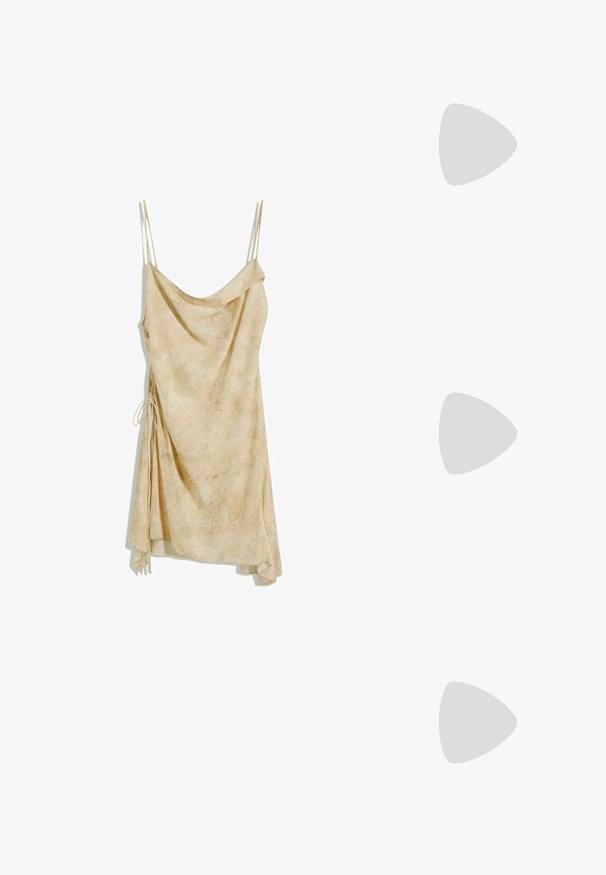 Bežna slip obleka s tankimi naramnicami, drapiranim izrezom in asimetričnim robom. Ima detajl s trakom na eni strani in mehak, teksturiran material.; Nude lakirane sandale na visokih peta s tankim remenom oko gležnja i okruglo kopčanje, dizajn otvorenog prsta i vitka stiletto peta.; Bela torba za ramena, izdelana iz gladkega materiala, z ovalnim izrezom in širokim trakom. Preprosta in sodobna, brez vidnih kovinskih delov.; Kovinski prstan s poliranim srebrnim zaključkom, ki vsebuje tri prepletene ukrivljene sekcije, kar ustvarja gladko in skladno obliko.