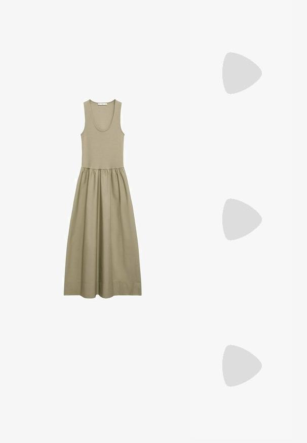 Robe maxi sans manches en olive, fabriquée en tissu doux, dotée d'un corsage ajusté et d'une jupe froncée au design fluide.; Escarpin en cuir beige à talon carré avec un bout pointu, bord noir le long de l'ouverture, et une fine bride arrière réglable avec des accessoires en or.; Sac à main en cuir crème avec une forme de croissant, quincaillerie dorée, accents noirs et une bandoulière amovible. Présente un détail en chaîne et une étiquette.; Collier en perles blanches avec des perles de taille uniforme, texture lisse, et un fermoir en argent avec une chaîne ajustable pour la personnalisation de la longueur.