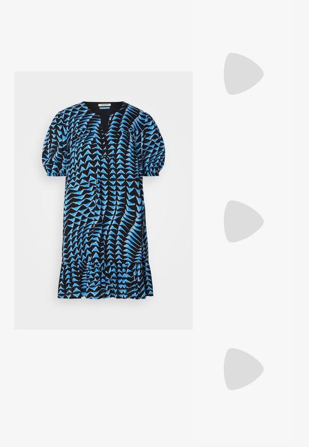 Abito nero con motivo geometrico blu, maniche a sbuffo corte, scollatura a V, patta con bottoni e orlo volant. Tessuto leggero, vestibilità comoda.; Stivale cowboy in pelle marrone chiaro con punta affusolata, modelli ricamati a spirale sull'asta e tacco a blocco impilato. Presenta una linguetta per una facile calzata.; Occhiali rettangolari marroni con lenti trasparenti e tonalità viola. Montatura in plastica liscia con stanghette dritte e accenti sottili.; Orecchini a cerchio in argento con un design minimalista. Forma circolare, superficie liscia e profilo sottile. Leggeri con una finitura lucida.