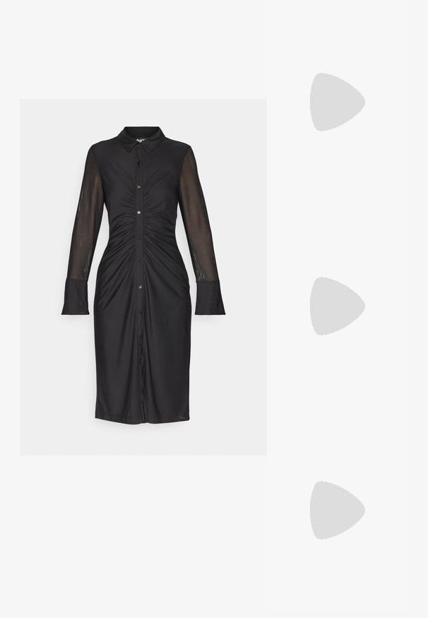 Svart klänning med långa genomskinliga ärmar, figurnära liv och rynkade detaljer. Har knäppning framtill med krage och utsvängda manschetter.; Svarta högklackade sandaler har tunna remmar med en knuten design, en slät fyrkantig tå och en smal stilettklack.; Svarta solglasögon med rektangulärt båge, mörka linser och slät, blank yta. Har tunna skalmar med subtil varumärkeslogotyp på sidan.; Silverfärgade metallörhängen med en slät, tårformad design och en polerad yta. Subtila gravyrer tillför detaljer. Minimalistisk design.