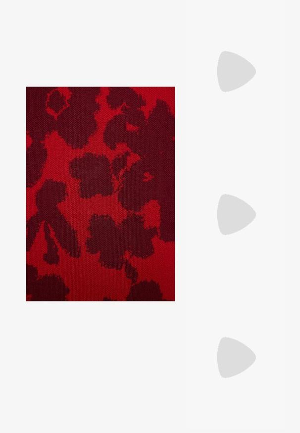 adL Robe fourreau - claret red; Zign LEATHER - Sandales à talons hauts - gold; Sac bandoulière en cuir noir avec une texture lisse, de forme rectangulaire et un détail en chaîne métallique à l'avant. Sangle réglable incluse.; Boucles d'oreilles dorées avec un design incurvé, semblable à un anneau, mettant en avant un accent sphérique argenté. Fini en métal poli, fermoir à tige.