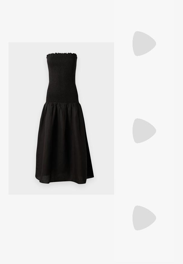 Zwarte strapless jurk met een gesmockte bodice, gerimpelde halslijn en een uitlopende, geplooide rok van lichtgewicht stof.; Zwart patent slingback hak met een spitse neus, voorzien van een gestructureerde slangenprint, verstelbare band en een korte, gestructureerde blokhak.; Zwarte leren schoudertas met twee vo pockets, gouden gespen, ritsluiting en een smalle band. Tekstuur oppervlak en compacte rechthoekige vorm.; Gouden metalen oorbellen in de vorm van een gebogen, verlengde hoop. Kenmerkend zijn het gladde, glanzende oppervlak en de afgeronde punt voor extra detail.
