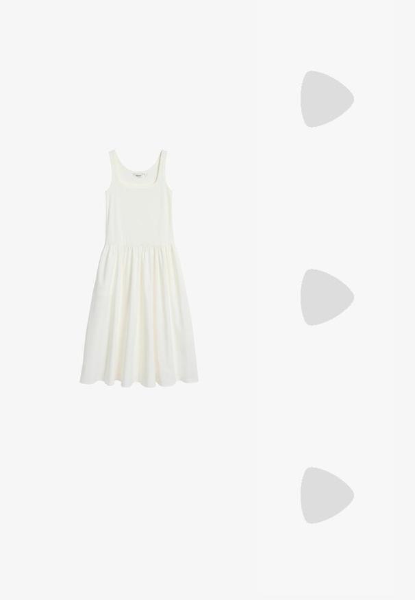 Witte mouwloze jurk van zachte, lichte stof. Heeft een vierkante halslijn en een geplooide rok, wat zorgt voor een comfortabele pasvorm.; Gouden metallic gestileerde sandaaltjes met hoge hakken, voorzien van een straps ontwerp, vierkante blokhak en een verstelbare enkelband met een gesp. Gladde textuur.; Zwarte leren handtas met een gebogen vorm, afneembare schouderband en gouden hardware. De tas heeft een klep met een gespsluiting.; Gouden metalen oorbel met een slank, gebogen ontwerp. Beschikt over een kenmerkende puntige vorm, gepolijste oppervlakte en scharnier sluiting.