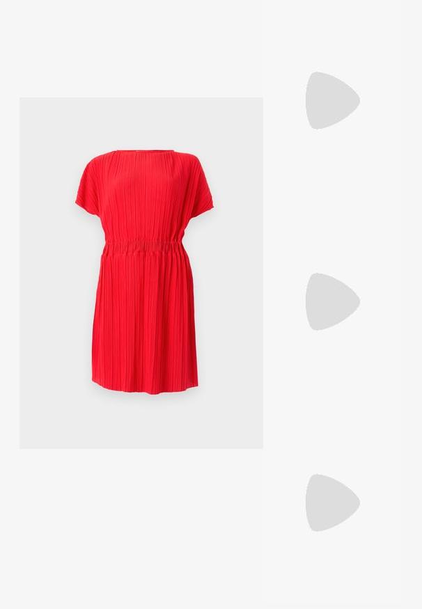 Vestido vermelho pregueado com mangas curtas e cintura elástica, textura suave, ao comprimento dos joelhos, decote redondo e pregas verticais uniformes.; Sapatos de salto alto metálicos dourados, com biqueira em ponta e salto grosso. Textura suave, design minimalista e uma tira estreita.; Bolsa de couro preta com forma curva, alça destacável e detalhes em dourado. A bolsa possui uma aba com detalhe de fivela.; Brinco em metal dourado com um design elegante e curvo. Apresenta uma forma pontiaguda distinta, superfície polida e fecho por dobradiça.