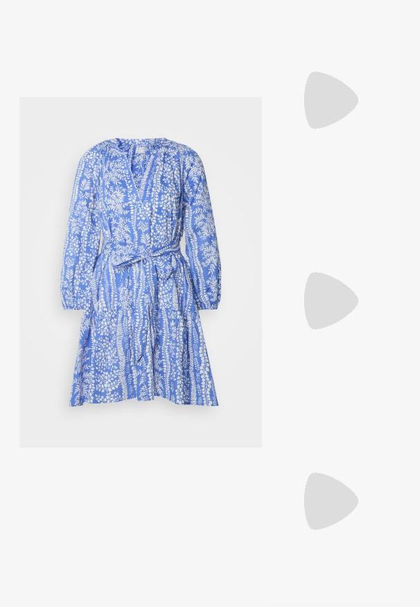 Lindex DRESS TANIA - Kjole - blue; Sorte sandaler med stropper, firkantet tå og lav blokk hæl. Har flere tynne stropper og en justerbar ankelstropp. Laget av glatt lær.; Hvit strukturert håndveske med korte håndtak og skulderreim, med detaljer i gullfinish og teksturert materiale, vist mot en grå bakgrunn.; Gullring med teksturert, bølgete design som har tre fremtredende topper. Glatt, blank overflate med åpen ring for justerbar passform.