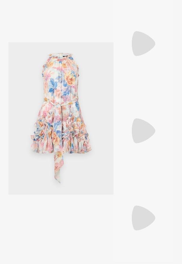 Blomstrete kjole i lett stoff med volangkant, pastell rosa, blå og gul print, halterneck og knytbelte i midjen.; Sorte patent slingback hæl med spids tå, featuring tekstureret slangeskind, justerbar rem og en kort, tekstureret blokhæl.; Svart skinn crossbody veske med to frontlommer, gyldne spenner, glidelåslukking og en slank stropp. Teksturert overflate og kompakt rektangulær form.; Gullfargede øreringer med en rektangulær, klar krystall som henger under en rad av små, runde klare akenter. Elegante, moderne design.
