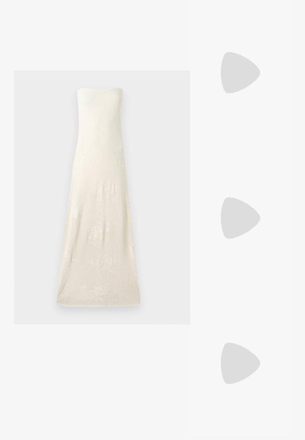 Abito lungo in maglina senza spalline di colore avorio, caratterizzato da un tessuto texturizzato con delicati motivi floreali. Design dell'orlo semplice.; Scarpa slingback in vernice nera con punta affusolata, cinturini alla caviglia con fibbie in argento e accessori, e tacco sottile.; Borsa a mano metallica dorata con un design strutturato, superficie liscia e tracolla regolabile. Presenta una forma triangolare unica e cuciture minimaliste.; Orecchini in tono oro caratterizzati da forme ondulate eTexture. Comprendono chiusure clip-on scultoree e un design a cerchio aperto con finitura martellata.