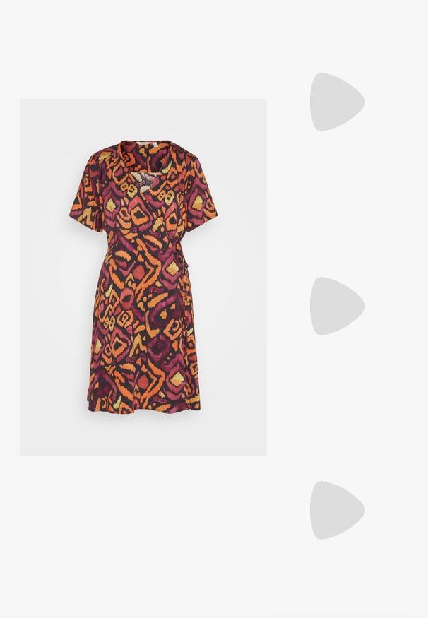 b.young BYMmmjoella - Päevakleit - multi-coloured; Kuldne, metallilised slingback-kudumid terava varba ja paksu kontsaga. Sile tekstuur, minimalistlik disain ja kitsas rihm.; Pruunid kilpkonnaläätsed ovaalsete objektiividega, õhukesed kaared ja läbipaistvad aktsendid. Templi peal on peene logoga. Sujuv, kergesti kandmiseks mõeldud disain.; Kuldmetallist käekott, millel on struktureeritud disain, sile tekstuur ja reguleeritav rihm. Omab ainulaadset kolmnurkset kuju ja minimalistlikku õmblust.