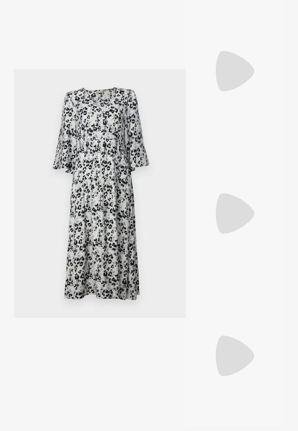 ICHI VALOR - Denné šaty - light grey; Čierne lakované kožené lodičky so slingback dizajnom, špicatou špičkou, zaobleným výrezom a blokovým podpätkom. Obsahuje akcent zlatého tónu s prackou.; Čierne oversized slnečné okuliare s gradientovými sklíčkami, hrubými rámami a zlatým retiazkovým detailom na stranách.; Čierna kabelka so štruktúrovaným tvarom, hladkou textúrou a kovovou sponou. V kombinácii so širokými čiernymi nohavicami a sandálmi s otvorenou špičkou na drevenej podlahe.
