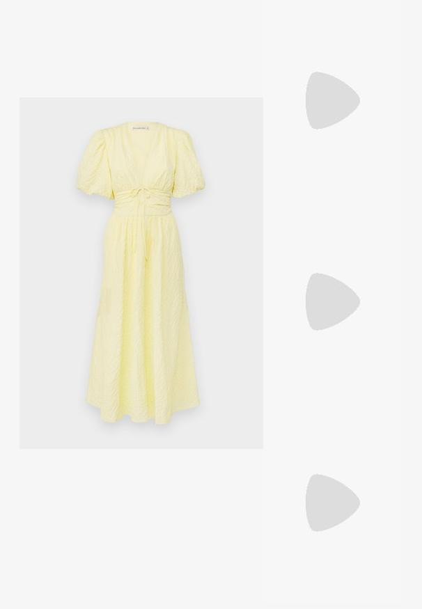 Abercrombie & Fitch PUFF SLEEVE PLUNGE FLOWY - Maxi šaty - pastel yellow; Čierne platformové sandále s tenkými, prekrývajúcimi sa remienkami a štvorcovou prackou. Hladký povrch a široký, masívny podpätok pre stabilitu.; Čierna kabelka typu hobo z hladkého materiálu podobného kože s prekrútenou rukoväťou, s jemným, zaobleným tvarom a vrchným zipsom.; Zlaté kruhové náušnice s hladkým, lesklým povrchom. Cirkulárny dizajn s malým steblom a jasným záznamom pre bezpečné nosenie.