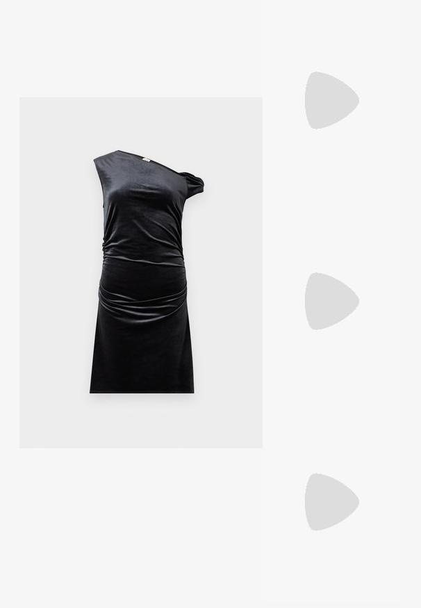 Crna žametna obleka z enoramenskim dizajnom, nabranimi stranicami in prilegajočo obliko. Gladka tekstura, do kolen in minimalističen slog.; Črne usnjene čevlje s zaobljenim prstom, debelim blokastim petama in elastičnimi stranskimi detajli, v kombinaciji s temno nogavicami in črno krilo z razporkom.; Črne, angularne sončne očala z sivimi lečami; izdelana iz plastike, imajo debele ročke z gladko površino in brez vidne opreme.; Srebrne uhane v obliki obroča z minimalističnim dizajnom. Krožna oblika, gladka tekstura in tanek profil. Lahki s poliranim zaključkom.