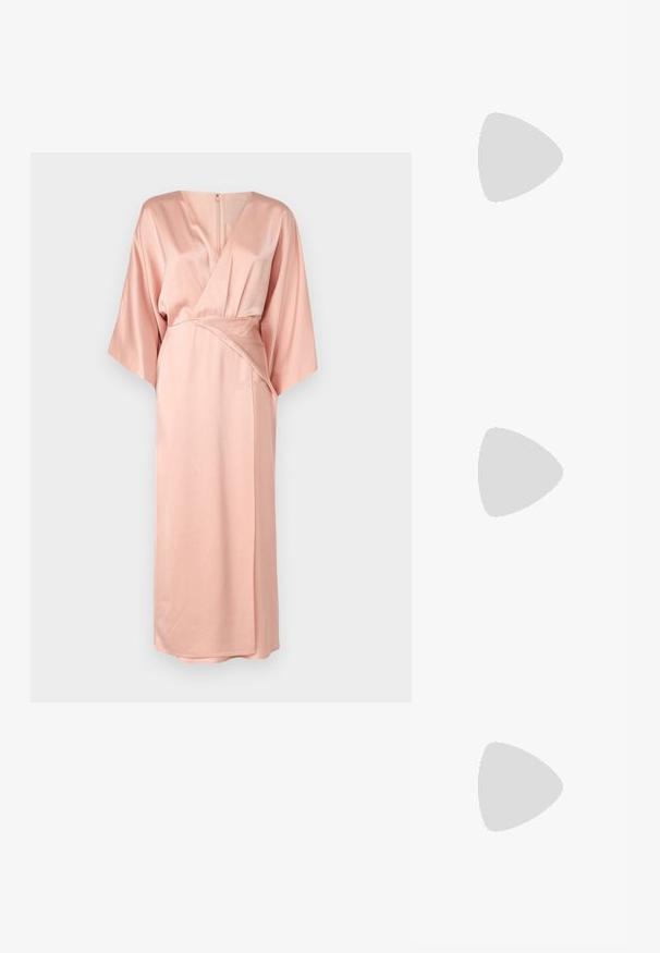Rozā satīna apvalka kleita ar īsām kimono piedurknēm, dziļu V-veida kakla izgriezumu un sānu saišu detaļu, ar slēptu aizmugurējo rāvējslēdzēju un plūstošu siluetu.; Melnas augstpapēžu sandales ar plāniem siksniņām un mezgla dizainu, gluda kvadrātveida purngalu un elegantu stiletto papēdi.; Gaiši pelēka metāla rokassoma ar ķēdes siksnu, rotāta ar mazām apaļām metāla kniedēm un trīsstūra zīmola logo.; Sudraba riņķveida auskari ar gludu, spīdīgu apdari. Apaļas formas, viegla dizaina, ar aizdari uz stieples.