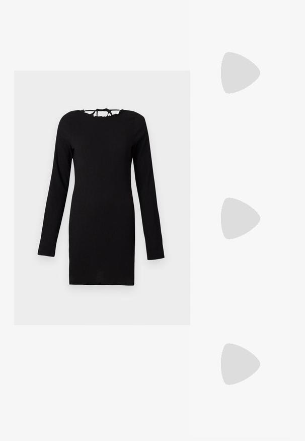 Zwarte lange mouwen jurk van gestructureerde stof, met een aansluitende pasvorm en een striksluiting bij de hals. Eenvoudig en veelzijdig ontwerp.; Puntige hoge hak schoenen met een zilver, goud en nude kleurenschema. Glanzende afwerking met uitsnijdingen en een stiletto hak.; Zilveren metalen pouch bag met een zachte, afgeronde vorm en een geknoopte sluiting aan de bovenkant. Gemaakt van soepel faux leren materiaal.; Zilveren hoepel oorbellen met een minimalistisch ontwerp. Cirkelvormig, gladde textuur en dun profiel. Lichtgewicht met een gepolijste afwerking.