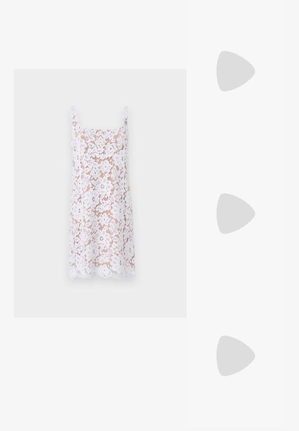 Vit spetsklänning med fyrkantig halsringning, tunna axelremmar, blommönster, halvgenomskinlig textur och en vågig fåll.; Silverfärgade sandaler med klacken, korsbanddesign, slät yta och spetsig tå. Klacken är cirka fem centimeters hög.; MICHAEL Michael Kors MONA - Axelremsväska - optic white; Set av guldfärgade hoopsmycken med olika storlekar och mönster, inklusive små, medelstora och stora varianter, med släta metalliska ytor.