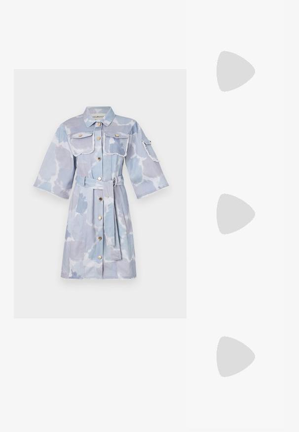 Ljusblå denimklänning med ett knytbälte, två bröstfickor och korta ärmar. Nötta kanter och molnliknande mönster genom hela plagget.; Svart lädersko med slingback-design, spetsig tå, dekorativa remmar med metallöglor och en låg klack. Texturerad yta.; Vävd brun tygväska med ett öppet mönster, rektangulär form och två flätade handtag. Har en solid botten för stöd.; Ett par oregelbundna ovalformade örhängen i guldtonad metall med en strukturerad, något hamrad yta på en vit bakgrund.