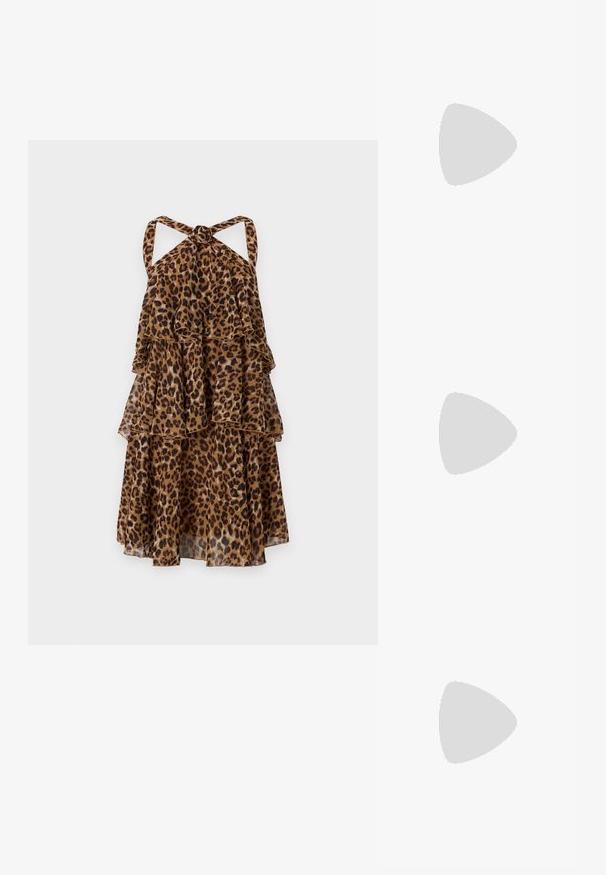 Rochie cu imprimeu de leopard, cu gât halter și spate legat. Dispune de trei niveluri volanate și un material transparent, ușor. Schema de culori este maro și bej.; Pantof cu toc înalt și vârf ascuțit, cu o schemă de culori argintii, aurii și nude. Finisaj lucios cu un design decupat, având un toc stiletto.; Pouch bag metalizat argintiu, cu o formă moale și rotunjită și un închidere de tip nod la partea de sus. Fabricat dintr-un material sintetic din piele netedă.; Cercei din argint cu un design torsadat, având un finisaj lucios și închidere cu tijă. Au un diametru de aproximativ 3 cm.