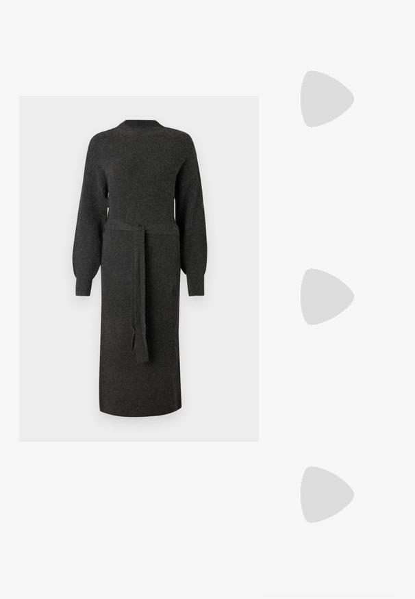 Abito lavorato a maglia grigio scuro con maniche lunghe a sbuffo e una cintura coordinata in vita. Silhouette dritta e scollatura tondo.; Stivali da cowboy in pelle marrone con punta affusolata e tacco a blocco, caratterizzati da dettagliati ricami e accenti rialzati sul gambale.; Borsa a mano in pelle nera con patta e dettaglio in metallo dorato. Include una tracolla nera e un design elegante e minimalista.; Orecchini a cerchio in argento con un design minimalista. Forma circolare, superficie liscia e profilo sottile. Leggeri con una finitura lucida.
