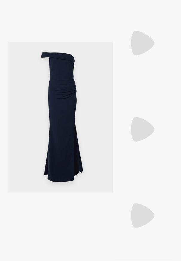Dunkelblaues, einseitig geschnittenes Kleid mit Raffung und seitlichem Schlitz. Hergestellt aus einem glatten, dehnbaren Stoff für eine figurbetonte Silhouette.; Schwarze, hochhackige Sandalen mit dünnen Riemen und einem geknoteten Design, einer glatten, rechteckigen Zehenpartie und einem eleganten Stiletto-Absatz.; Hellegraue metallische Handtasche mit einer Kettenriemen, verziert mit kleinen kreisförmigen metallic Nieten und einem dreieckigen Markenlogo.; Silberne Creolen mit einer glatten, glänzenden Oberfläche. Abgerundete Form, leichtes Design, mit einer Steckverschluss. 