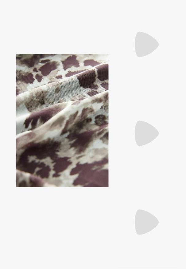 Material ușor, cu un design fluid, având un model abstract în nuanțe de bej și maro, textură moale și cădere ușor ondulată.; Sandal cu toc metalizat auriu, cu un toc bloc unghiular, două curele deasupra piciorului și o curea ajustabilă la gleznă. Textură netedă.; Geantă de umăr metalică aurie cu un design structurat, textură netedă și curea reglabilă. Prezintă o formă triangulară unică și cusături minimaliste.; Cercei aurii cu forme texturate și ondulate. Include studs sculpturale cu clip și un design de cerc deschis cu un finisaj cioplit.