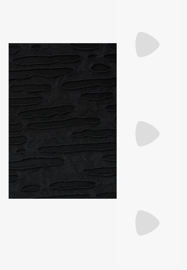 Svart stoff med et teksturert mønster og langstrakte åpninger. Overflaten er glatt med en subtil glans som fremhever designet.; Høye svarte sneakers med hvite lisser og gummitåhette. Tykkt hvitt såle med en teksturert brun yttersåle, brukt med marineblå stripete sokker.; Svart håndveske laget av kunstskinn med en stjernesformet sølvdetalj, doble håndtak og en justerbar skulderrem.; Gullringe med polert finish, med en avrundet design og lås. Strømlinjeformet, glatt tekstur med en blank overflate.