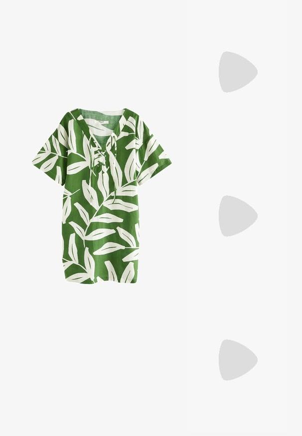 Zeleno laneno tuniko z belim vzorcem listov, kratkimi rokavi, V-izrezom z detajlom vezanja, sproščenim krojem in ravnim robom.; Bele odprte visoke petke z gladko površino, minimalističnim oblikovanjem in vitko peto, ki ima subtilen rjav odtenek na podplatu.; Rjave ovalne sončne naočare s temnimi lečami. Obloge so narejene iz prozorne rjave materiale in imajo na templjih natisnjeno logo.; Zelena usnjena torbica z gladko teksturo, ukrivljeno obliko in pletenim ročajem. Ima zadrgo in nastavljiv trak.