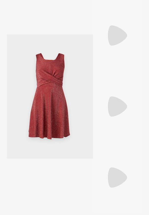 Robe rouge avec une surface texturée et pailletée. Présente un décolleté carré et un détail torsadé à la taille. Jupe évasée. Pas de fermetures visibles.; Des sandales noires à talons hauts avec des fines lanières au design noué, un bout carré lisse et un talon aiguille élégant.; Sac à main en métal gris clair avec une bandoulière en chaîne, orné de petits clous métalliques ronds et d'un logo de marque triangulaire.; Boucles d'oreilles en argent avec une finition lisse et brillante. Forme arrondie, conception légère, avec un fermoir à tige.