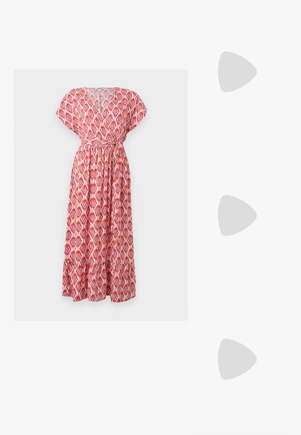Rochie maxi cu decolteu în V, mâneci scurte și talie strânsă. Fabricată dintr-un material ușor, cu un model în diamante roșii și roz, și tiv ondulat.; Tricou alb din bumbac, cu un grafic mare, viu colorat de homar roșu pe față. Mâneci scurte și un guler standard de tip crew neck.; Adidași albi tip pantofi sport cu glezna din pânză, cu talpă din cauciuc negru, capac de vârf din cauciuc frontal și șase ochiuri pentru șireturi, având un design curat și minimalist.; Geantă de mână din piele roșie, cu un design unghiular și geometric. Dispune de o singură curea ajustabilă și un sistem de închidere cu clapetă, cu detalii cusute.