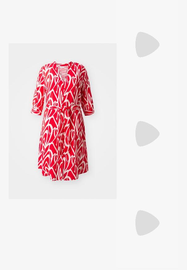 Raudona suknelė su balta abstrakčia raštų, V formos iškirpte, 3/4 rankovėmis, diržu talijoje ir plazdenančiu sijonu.; Šviesiai mėlyna džinsinė marškinė su trumpomis rankovėmis, turinti dvi priekines kišenes ir papuošta mažais sidabriniais blizgučiais visame paviršiuje.; Juodi aukšti sportbačiai su baltais raišteliais ir guminiais pirštų gaubtais. Stori balti padai su tekstūruotu ruduo padu, dėvimi su tamsiai mėlynomis raištelinėmis kojinėmis.; Sidabriniai auskarai su sklandžiu, poliruotu paviršiumi. Apvalios formos ir saugus uždarymo mechanizmas. Lengvas dizainas, tinkantis kasdieniam dėvėjimui.