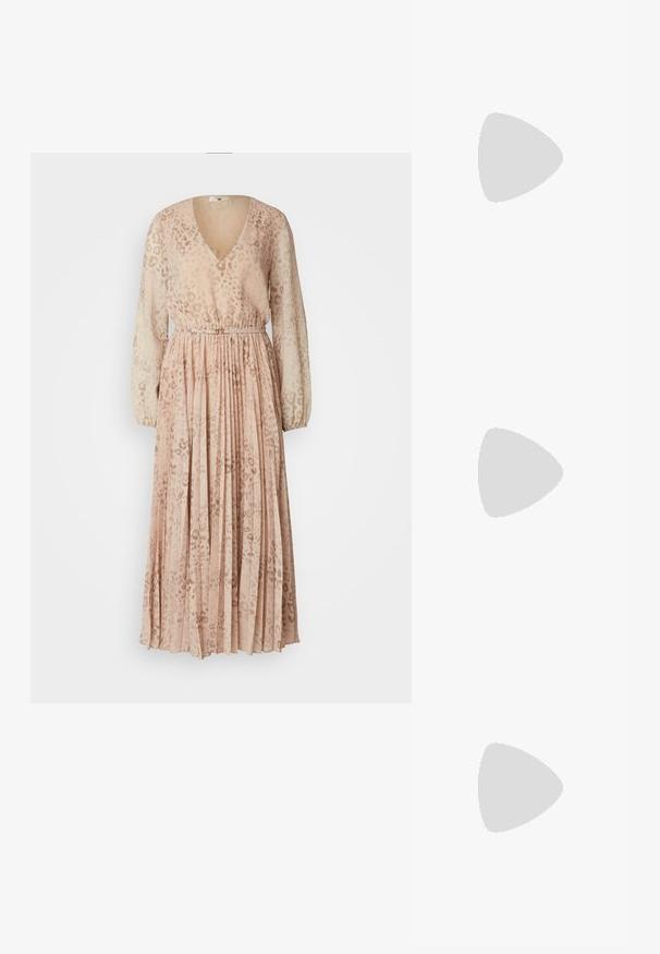 Μακρύ, πλισέ φόρεμα σε απαλό ροζ χρώμα με διακριτικό λεοπάρ μοτίβο, έχοντας βαθύ V-ντεκολτέ και μακρυά διαφανή μανίκια. Περιλαμβάνει ελαστική μέση.; Μαύρη πατενταρισμένη δερμάτινη μπότες αστραγάλου με μυτερή μύτη και μεσαίο τετράγωνο τακούνι. Λείος υφή και μινιμαλιστικός σχεδιασμός.; Μαύρα υπερμεγέθη γυαλιά ηλίου με κλειστή βαθμίδα φακού, παχιά σκελέτη και λεπτομέρειες από χρυσή αλυσίδα στις βραχίονες του σκελετού.; Μαύρη τσάντα χειρός με δομημένο σχήμα, λεία υφή και μεταλλικό κούμπωμα. Συνδυασμένη με φαρδιά μαύρα παντελόνια και σανδάλια ανοιχτής μύτης πάνω σε ξύλινο πάτωμα.