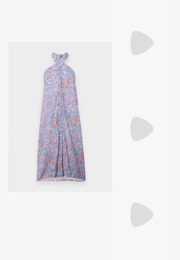 Maxikleid mit Halterneck-Design aus hellblauem Stoff, versehen mit einem floralen Muster in Lavendel, Orange und Grün. Knopfverschluss vorne.; Schwarze, hochhackige Sandalen mit dünnen Riemen und einem geknoteten Design, einer glatten, rechteckigen Zehenpartie und einem eleganten Stiletto-Absatz.; Hellegraue metallische Handtasche mit einer Kettenriemen, verziert mit kleinen kreisförmigen metallic Nieten und einem dreieckigen Markenlogo.; Silberne Creolen mit einer glatten, glänzenden Oberfläche. Abgerundete Form, leichtes Design, mit einer Steckverschluss. 