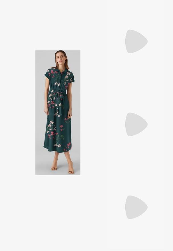 Vestido maxi com estampado floral em verde escuro, mangas curtas, frente com botões, cinto na cintura, apresentando flores em rosa e branco, fabricado em tecido fluido.; Botim de tornozelo em pele sintética preta com bico apontado e salto bloco de altura média. Textura suave e design minimalista.; Óculos de sol oversized pretos com lentes degradê, armações grossas e detalhes em corrente dourada nas hastes.; Bolsa preta com forma estruturada, textura suave e um fecho metálico. Combinada com calças largas pretas e sandálias de salto aberto sobre um chão de madeira.
